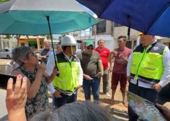 Cansados de los apagones, vecinos bloquean avenida y exigen respuesta a CFE