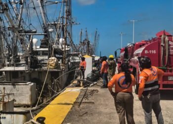 Incendio en barco y fuga de gas activan dos operativos de emergencia en Campeche