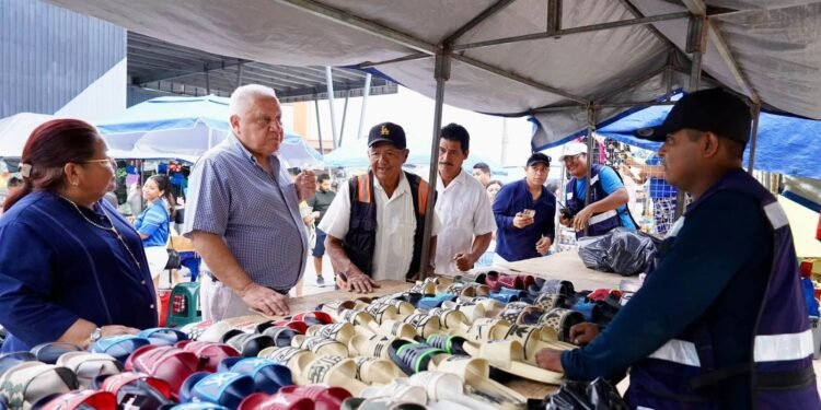 Rafa Marín baja al territorio: camina entre puestos y escucha a tianguistas de Cancún