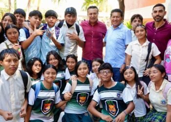 Educación defiende megapuente patrio; diputado cuestiona resultados académicos