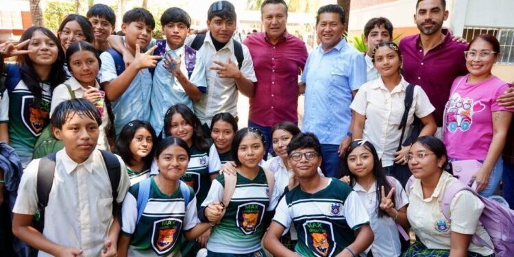 Educación defiende megapuente patrio; diputado cuestiona resultados académicos