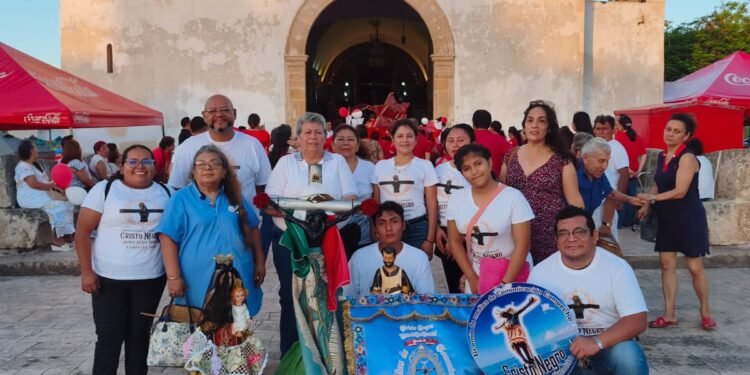 Entre tinta, cámaras y plegarias, Periodistas de Campeche caminan al encuentro con el Cristo Negro