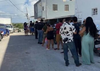 “¡Aquí estamos!”: campechanos arropan a Don Carlos tras la polémica en San Román