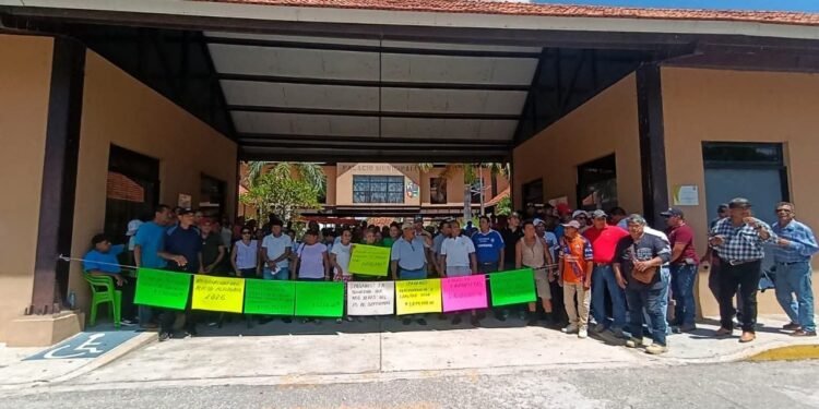 Trabajadores toman Palacio Municipal de Palizada; reclaman adeudo millonario