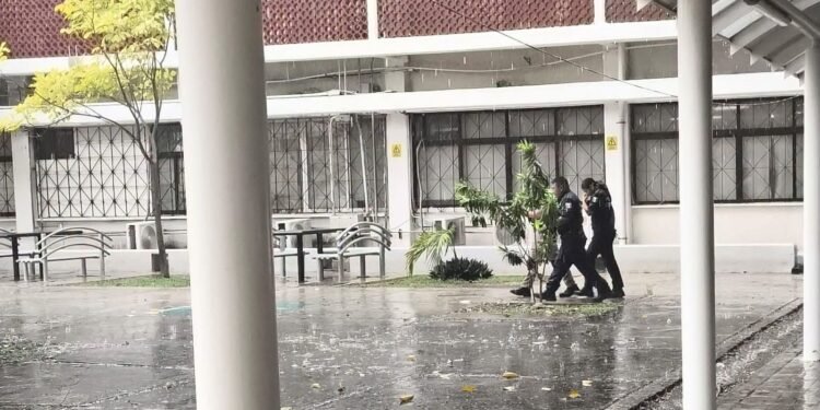 ¿Qué ocurrió en la prepa Ermilo Sandoval? Localizan a un hombre en un sanitario