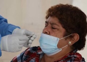 ¿Hay riesgo en las escuelas? Se reportan 18 casos de COVID y 13 de influenza