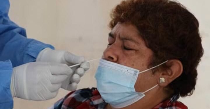 ¿Hay riesgo en las escuelas? Se reportan 18 casos de COVID y 13 de influenza