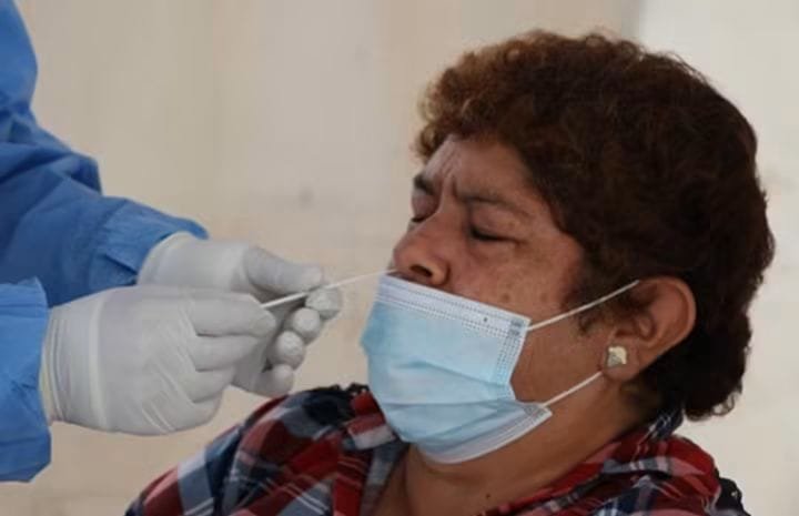¿Hay riesgo en las escuelas? Se reportan 18 casos de COVID y 13 de influenza