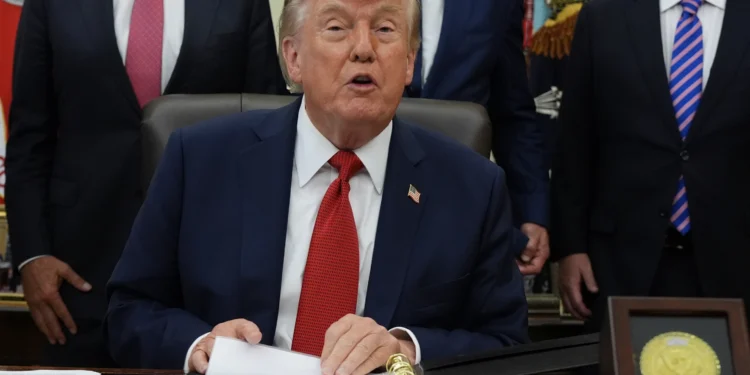 Cadenas de televisión de EE. UU. suspenden cobertura de Donald Trump tras veto a CNN