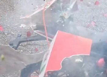 ¡De milagro se salvó! Ramo de flores explota frente a repartidor en Edomex