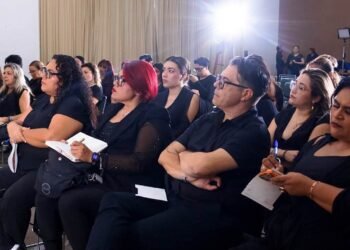 Más de 300 modelos y 52 maquilladores se unen a pasarela por el autismo