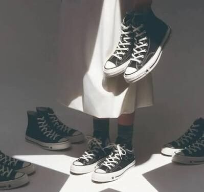 Converse retira anuncio publicitario tras críticas por similitud con el Ku Klux Klan