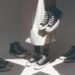 Converse retira anuncio publicitario tras críticas por similitud con el Ku Klux Klan