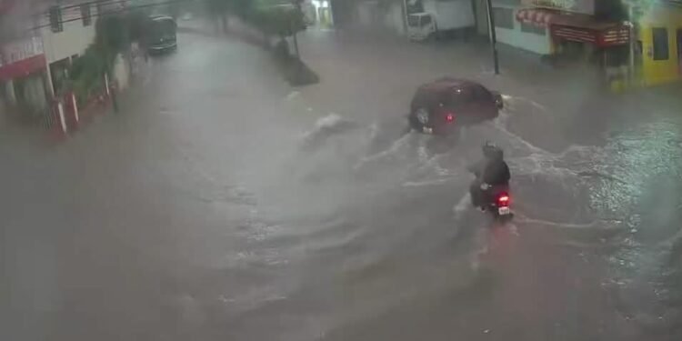 ¿Tu ruta está inundada? Autoridades piden no arriesgarse