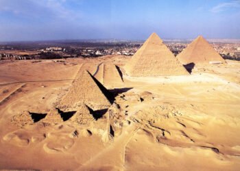 Una postal fuera de serie: aviones de guerra vuelan sobre las pirámides de Giza