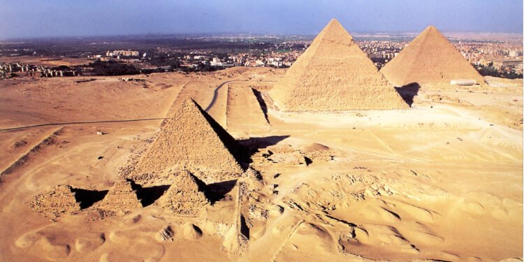 Una postal fuera de serie: aviones de guerra vuelan sobre las pirámides de Giza