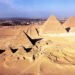 Una postal fuera de serie: aviones de guerra vuelan sobre las pirámides de Giza