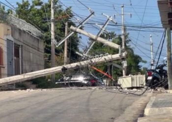 ¡Ojo! Poste cae y deja cables e instalaciones en riesgo en Morelos