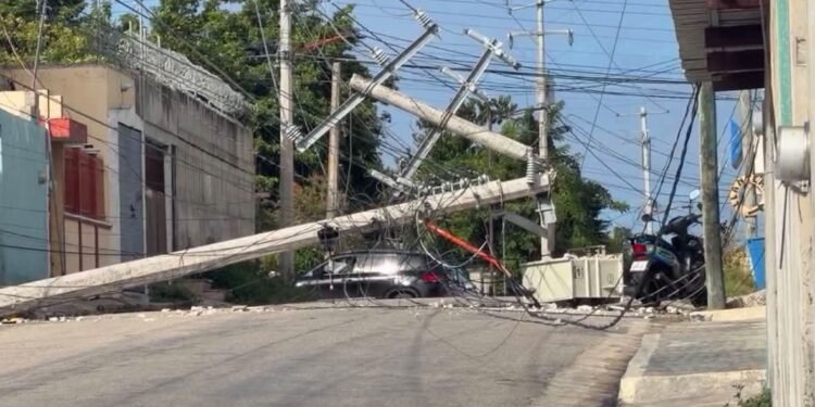 ¡Ojo! Poste cae y deja cables e instalaciones en riesgo en Morelos
