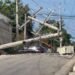 ¡Ojo! Poste cae y deja cables e instalaciones en riesgo en Morelos