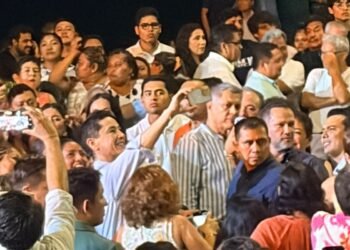 Entre aplausos y gritos de ¡gobernador, gobernador!, Eliseo Fernández reaparece en la escena política
