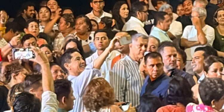 Entre aplausos y gritos de ¡gobernador, gobernador!, Eliseo Fernández reaparece en la escena política