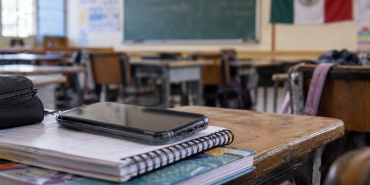 ¡Ya es oficial! SEP publica en el DOF nuevas reglas para celulares en escuelas
