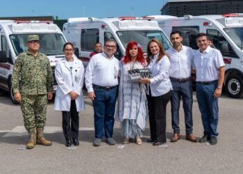 Gobierno de Campeche entrega ambulancias y unidades médicas móviles con inversión de 19 millones de pesos