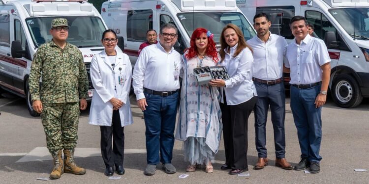 Gobierno de Campeche entrega ambulancias y unidades médicas móviles con inversión de 19 millones de pesos