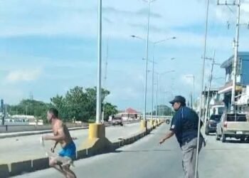 Sujeto semidesnudo causa caos en el malecón de Champotón, Campeche