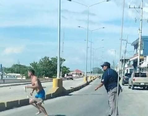 Sujeto semidesnudo causa caos en el malecón de Champotón, Campeche
