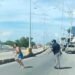Sujeto semidesnudo causa caos en el malecón de Champotón, Campeche