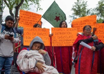 Una vacuna, un documento y siete días sin su bebé: familia triqui exige reparación