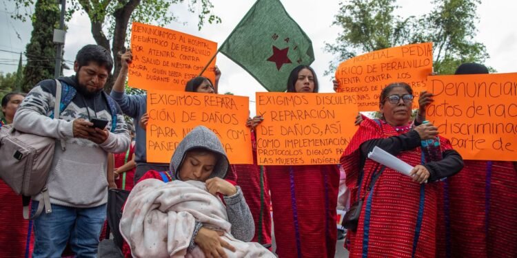 Una vacuna, un documento y siete días sin su bebé: familia triqui exige reparación