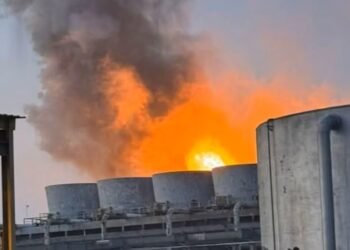 Llamas sobre La Cangrejera: incendio en planta de Pemex alarma a Coatzacoalcos