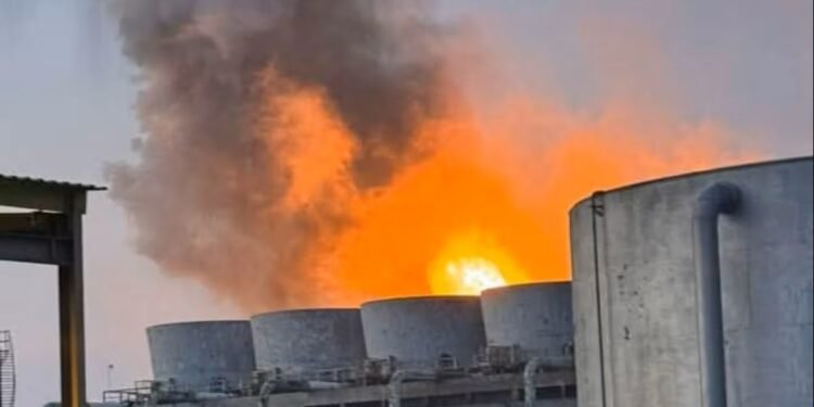 Llamas sobre La Cangrejera: incendio en planta de Pemex alarma a Coatzacoalcos