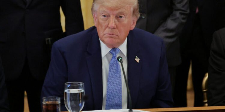 Trump defiende su política migratoria y presume respaldo latino pese al incremento de arrestos en EE. UU.