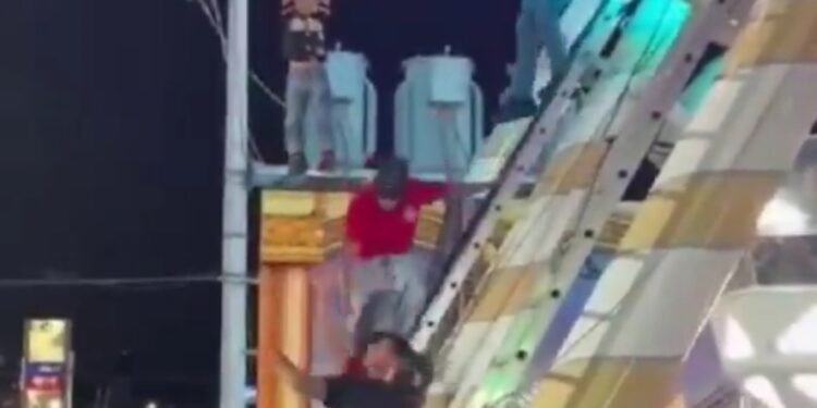 ¡Quedó colgado en pleno movimiento! Así rescataron a un niño en la Feria de Torreón