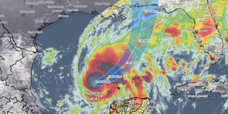 Isaías se convierte en huracán y provoca evacuaciones preventivas en Campeche