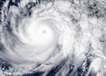 Huracán Simón amenaza costas de cuatro estados; evacúan familias ante posible impacto