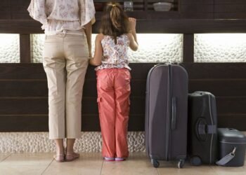 Reforma plantea exigir parentesco al viajar u hospedarse con menores