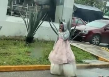 Un vestido y un abrigo contra la lluvia: la escena que llamó la atención en Carmen