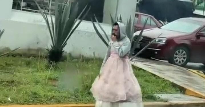 Un vestido y un abrigo contra la lluvia: la escena que llamó la atención en Carmen