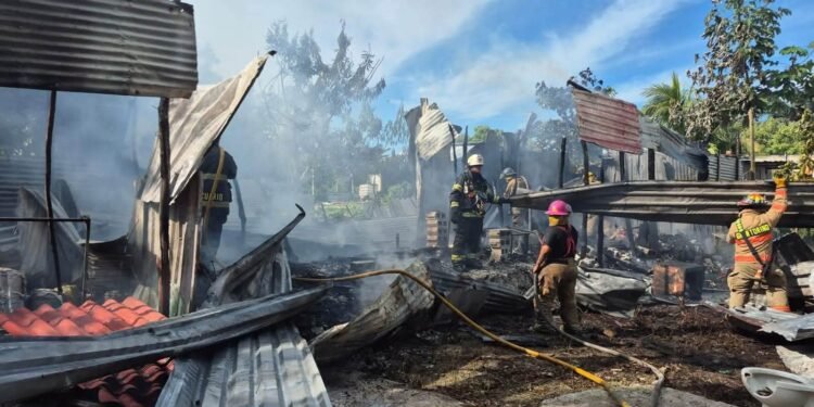 Incendio consume vivienda en Ciudad del Carmen; investigan si fue provocado