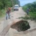 Deslave amenaza tramo carretero de Candelaria; alertan a conductores por daños en la vía