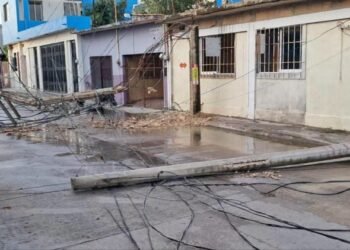 Dos postes de la CFE se desploman en Bivalvo; familias quedan a oscuras por más de 12 horas