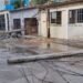 Dos postes de la CFE se desploman en Bivalvo; familias quedan a oscuras por más de 12 horas