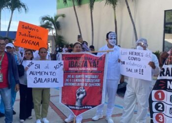 ¡Estalla protesta en Campeche! Trabajadores de IMSS-Bienestar marchan y cierran oficinas sindicales