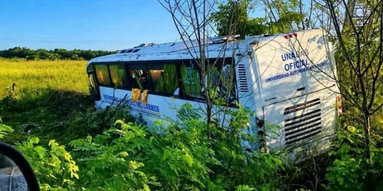 Accidente carretero en Campeche lesiona a 12 trabajadores de la UNACAR