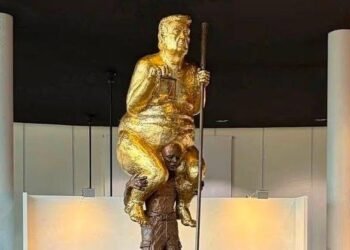 “La Plaga Naranja”: exhiben escultura de Trump en el Parlamento Europeo